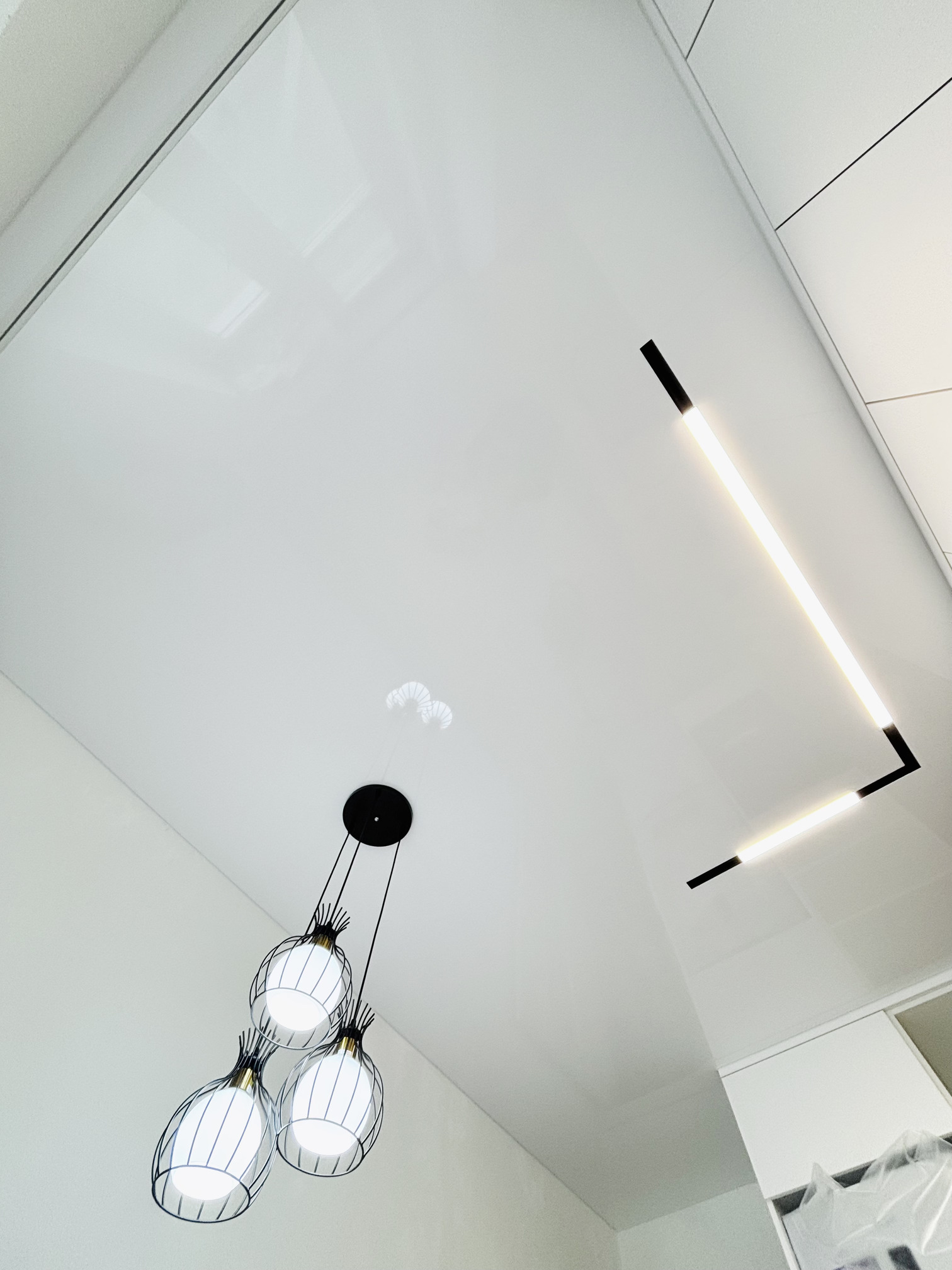 Натяжной потолок над варочной панелью и вытяжкой